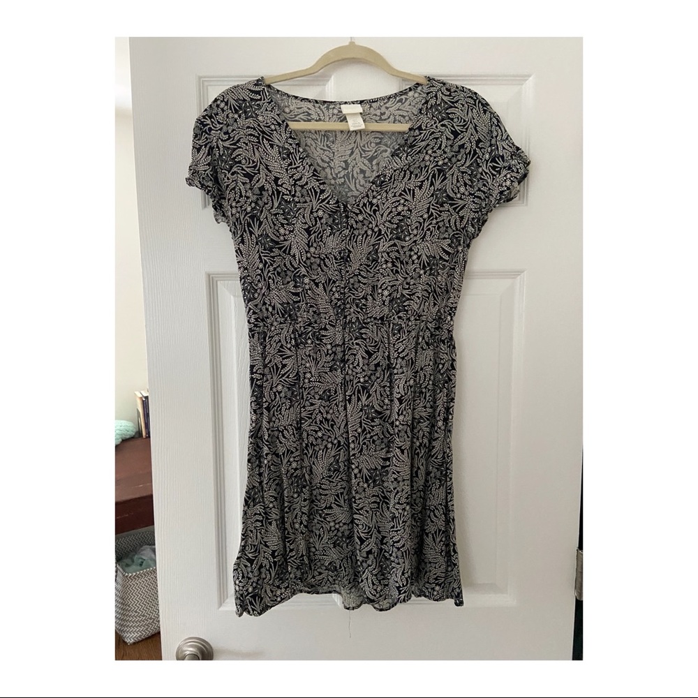 H&M size 6 printed dress w/ tie. great condition.